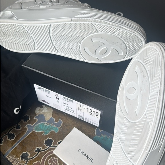 CHANEL SNEAKERS 👟 😍 - Picture 2 of 6